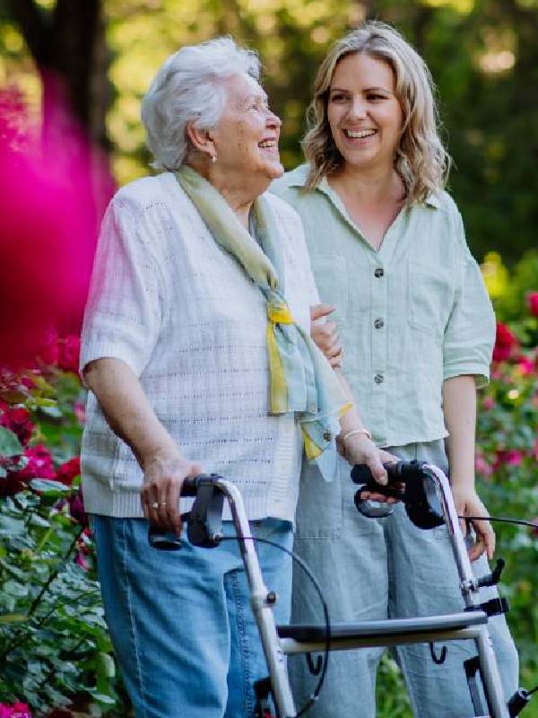 ACOMPAÑANDO A LOS MAYORES